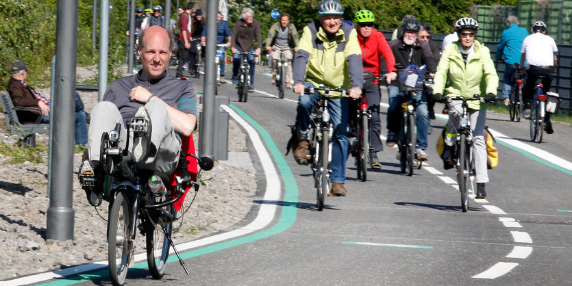 Nordrhein-Westfalen, Mülheim an der Ruhr: Fahrradfahrer testen bei der offiziellen Eröffnung ein weiteres Teilstück des Radschnellwegs Ruhr (RS 1). Erfolg für die Volksinitiative «Aufbruch Fahrrad»: Der Radverkehr in Nordrhein-Westfalen soll gesetzlich ge