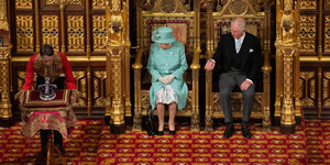 Die Queen neben Prince Charles im Westminster-Palast.