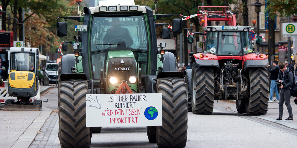 Landwirte aus Schleswig-Holstein fahren während einer Sternfahrt mit Treckern durch die Hamburger Innenstadt.