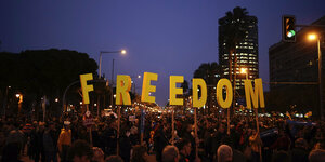 Demonstranten forden mit Plakaten "Freedom" für katalanische Separatisten