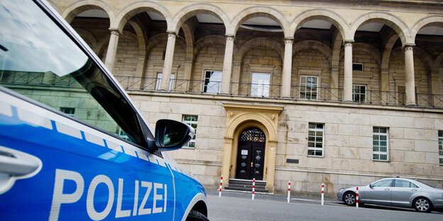 Ein Polizeiwagen steht vor dem Landgericht Wuppertal.