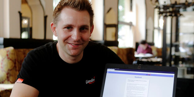 Aktivist Max Schrems zeigt seinen Laptop.