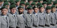 Bundeswehr-Soldaten in einer Reihe