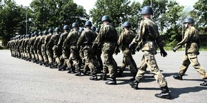 Soldaten marschieren über einen Platz