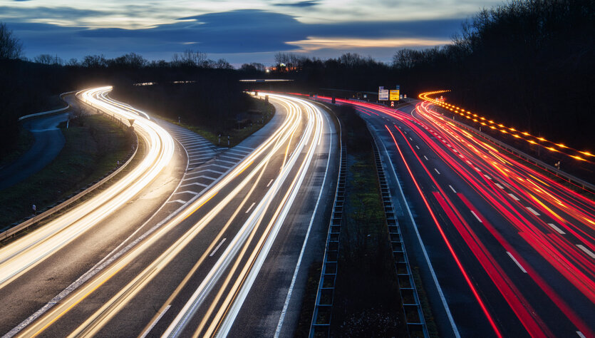 Leuchtspuren von Fahrzeugen