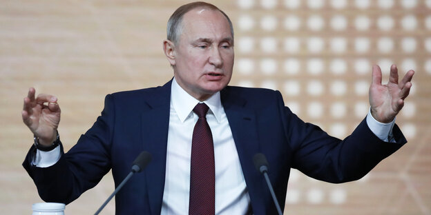 Mit erhobenen Armen: Wladimir Putin bei der Jahrespressekonferenz am Donnerstag in Moskau