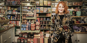 Antje Blank in ihren Geschäft "Broken English" vor vollen Regalen mit britischen Lebensmitteln