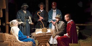 Eine Weihnachtskrippenszene mit Maria, Josef, den drei Königen, dargestellt von Menschen