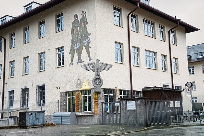 Ein Haus mit Wandgemälde, das Soldaten zeigt, zudem prangt der der Bundesadler am Gebäude - es ist eine Kaserne