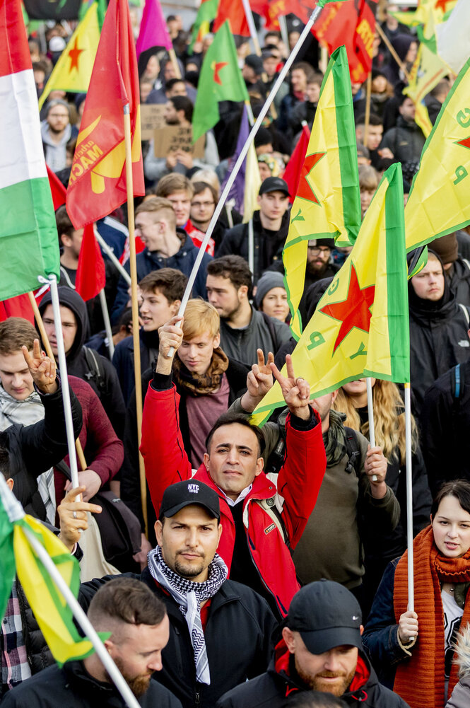 Anfang November, Berlin: Demo von KurdInnen gegen den Einmarsch der türkischen Armee in Syrien