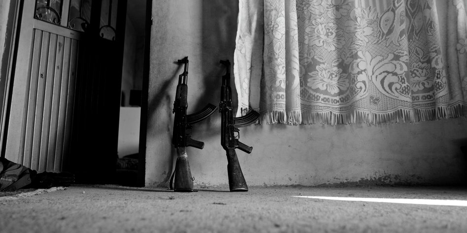 Zwei Maschinengewehre lehnen an einer Zimmmerwand - im kurdischen Rojava