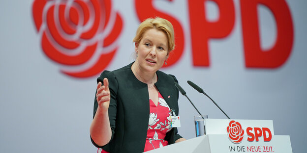 Die Familienministerin sprich vor einem SPD-Logo