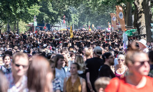 Viele Menschen sind beim Karneval der Klturen auf der Straße Viele Menschen sind beim Karneval der Klturen auf der Straße