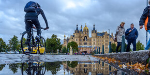 Schweriner Schloss, im Vordergrund ein Radfahrer