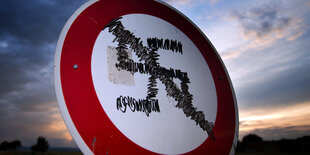 Durchfahrt Verboten-Schild mit durchgestrichenem Hakenkreuz