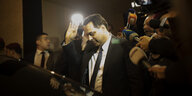 Hassan Diab gestikuliert in Richtung Journalisten, hinter ihm flackert ein Blitzlicht auf