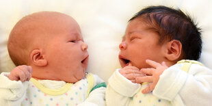 Zwei Babys liegen nebeneinander in einem Krankenhaus