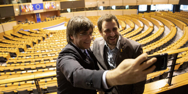 Carles Puigdemont und Antoni Comín machen ein Selfie vor den Sitzrängen des Plenarsaals