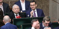 Männer auf Sitzbänken im polnischen Parlament