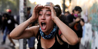 Auf der Straße: Eine Frau schreit in offenbar großer Empörung