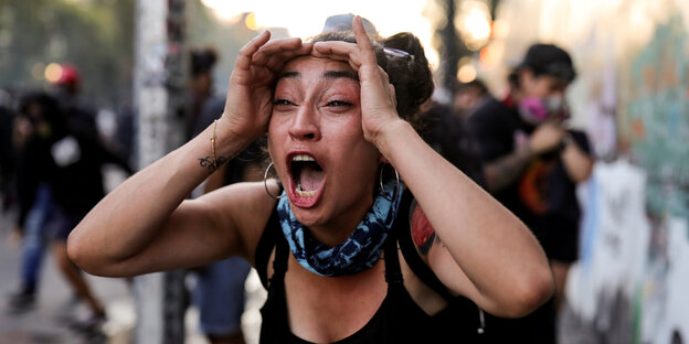 Auf der Straße: Eine Frau schreit in offenbar großer Empörung