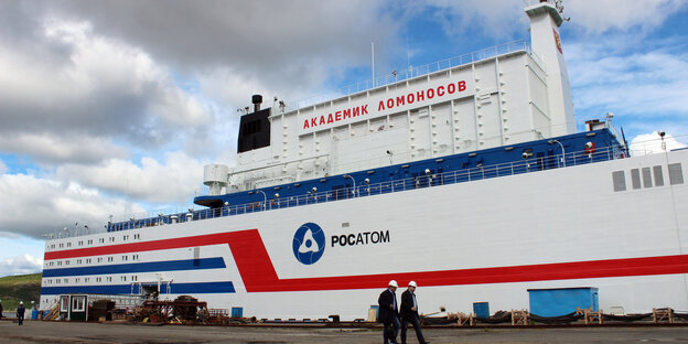 Das erste schwimmende Atomkraftwerk mit dem Namen Akademik Lomonossow liegt am in einem Hafen in der Stadt Murmansk.