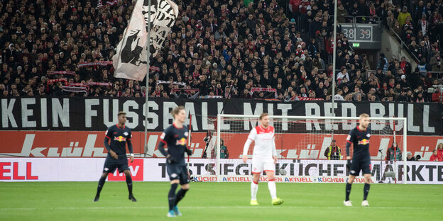 ·Kein Fußball mit Red Bull· steht auf einem Transparent der Düsseldorfer Fans