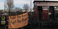 Auf einem Banner gegen den Bau eines Amazon-Hochhauses steht: Fight the tower – Figth the Power