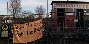 Auf einem Banner gegen den Bau eines Amazon-Hochhauses steht: Fight the tower – Figth the Power