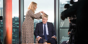 Eine Frau frisiert die Haare von Boris Johnson, Premierminister von Großbritannien, vor seinem Auftritt in der Andrew Marr Show auf dem Sender BBC in Media City in Salford.