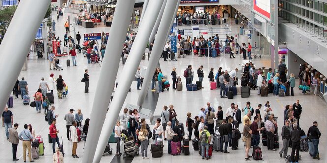 Warteschlangen am Flughafen Düsseldorf