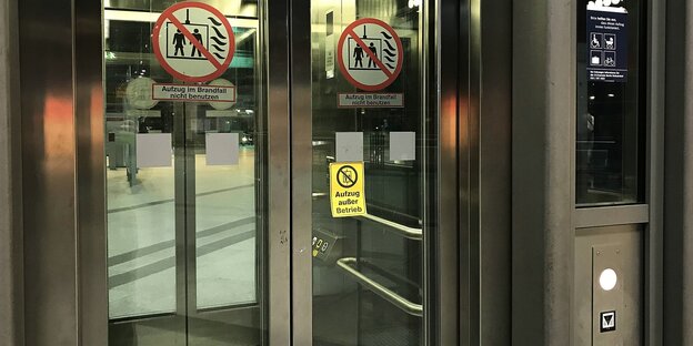 gelbes Schild Aufzug defekt