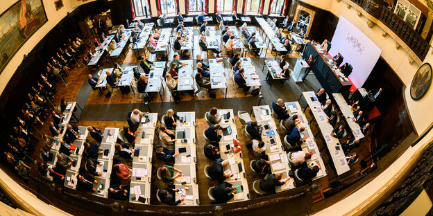 Die Mitglieder der Bremischen Bürgerschaft sitzen im provisorischen Plenarsaal im Rathaus.