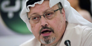 Der saudische Journalist Jamal Khashoggi spricht während einer Pressekonferenz am 01. Februar 2015 in Bahrain, Manama.