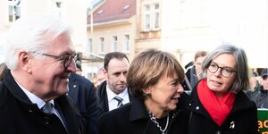 Sachsen, Pulsnitz: Bundespräsident Frank-Walter Steinmeier geht neben seiner Frau Elke Büdenbender (M), und Barbara Lüke (parteilos, r), Bürgermeisterin von Pulsnitz, über den Wochenmarkt.