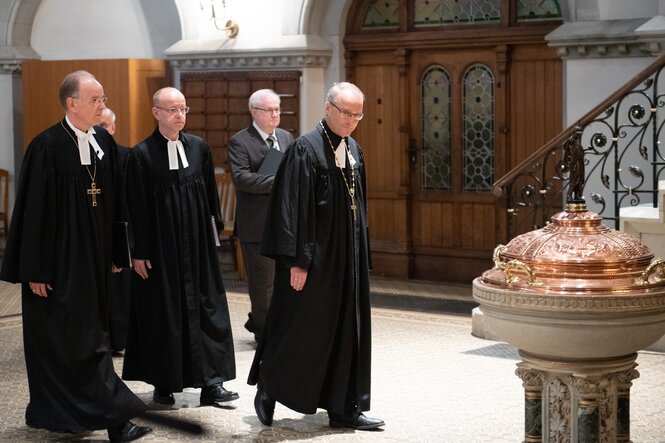 Carsten Rentzing auf dem Weg zum Gottesdienst der Landessynode.