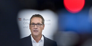 Heinz-Christian Strache vor buntem Hintergrund