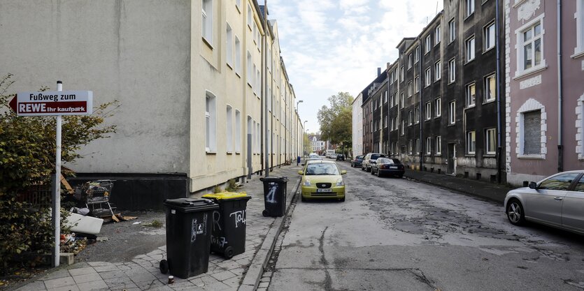 Straße mit leerstehenden Häusern