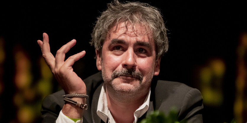 Deniz Yücel guckt in die Luft