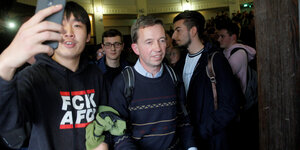 Bernd Lucke umringt von Studierenden Bernd Lucke umringt von Studierenden