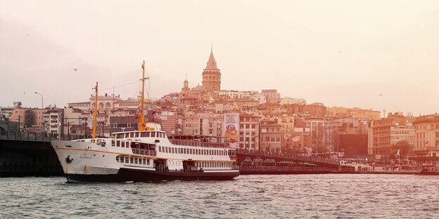Boot auf dem Bosporus vor Istanbuler Uferkulisse in der Abendsonne