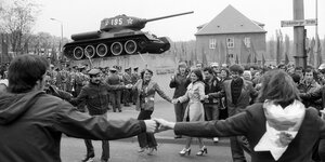 Hinten ein Panzer, vorne tanzen junge Menschen aus der DDR und der UDSSR