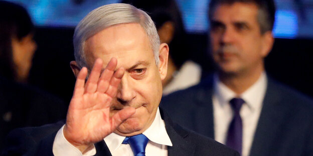 Ein winkender Benjamin Netanjahu