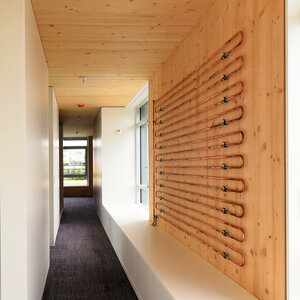Flur, rechts mit Holzwand, links mit weißer Wand, der Teppich sieht dunkel aus Flur, rechts mit Holzwand, links mit weißer Wand, der Teppich sieht dunkel aus