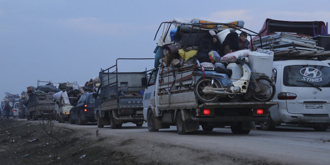 Konvoi von fliehenden Menschen aus Idlib