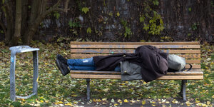 Obdachloser auf Parkbank in Berlin