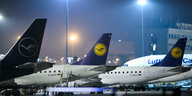 Passagiermaschinen der Fluggesellschaft Lufthansa stehen auf dem Gelände des Flughafen Frankfurt