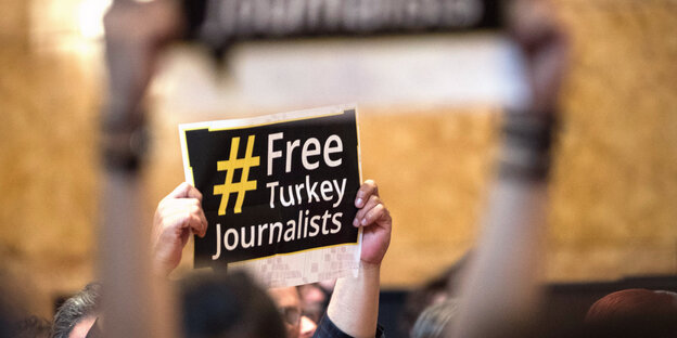Arme halten Schild mit #FreeTurkeyJournalists
