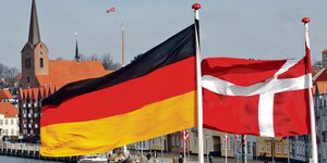 Eine deutsche und eine dänische Fahne wehen in Sonderburg.