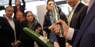 Bundesentwicklungsminister, informiert sich in einem Berliner Lidl-Supermarkt zu fairem Einkauf und fragt bei einem gemeinsamen Supermarkt-Rundgang mit Journalisten, warum Bio-Gurken in Plastikfolie eingepackt sein müssen.